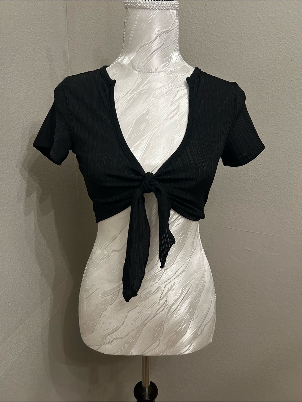 SHEIN Black Ribbed Tie-Front Short Sleeve Crop Top
